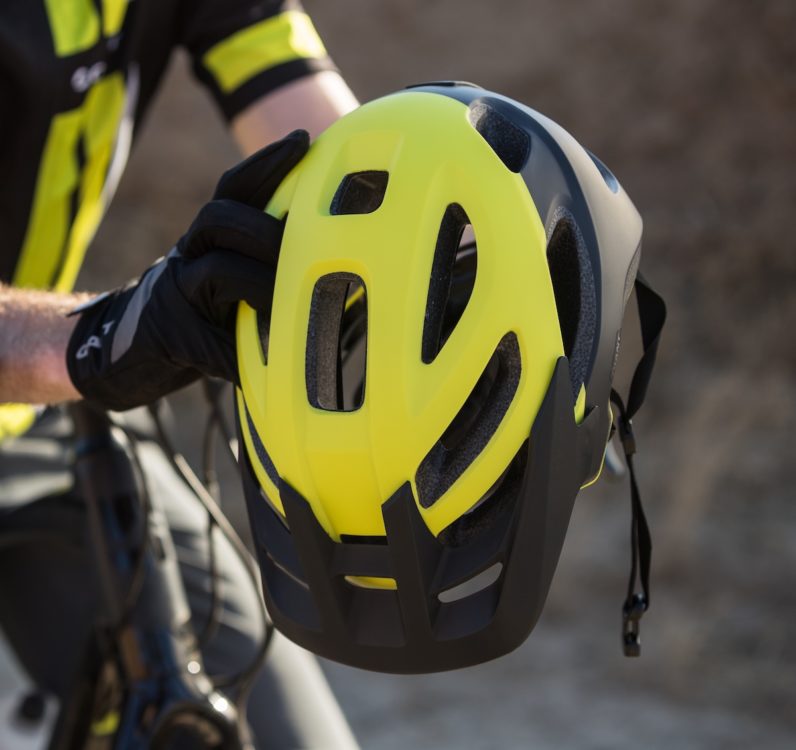 Giant Fathom E+ 1 Pro e casco Giant Roost