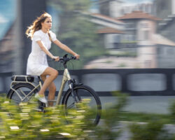 Distanti ma liberi di pedalare