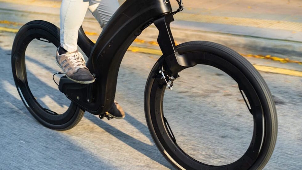 Reevo, l’e-bike futuristica con le ruote senza raggi e senza mozzi